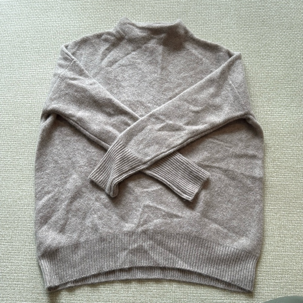 Cashmere beige sweater